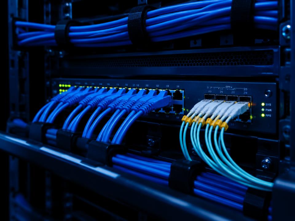 Arquitetura, conectividade e infraestrutura para operações críticas.